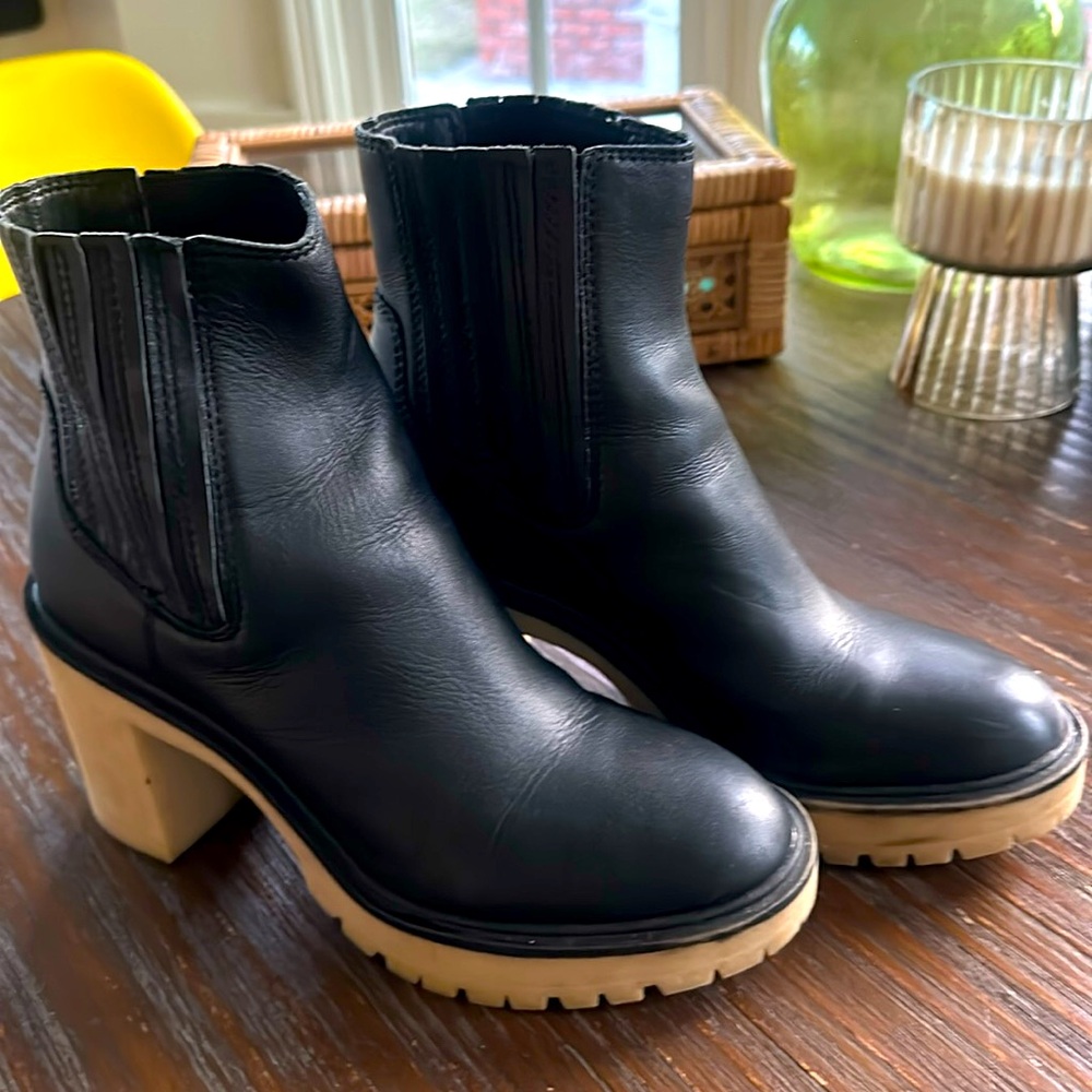 Dolce vita Black leather ankle boots with light sole and heel